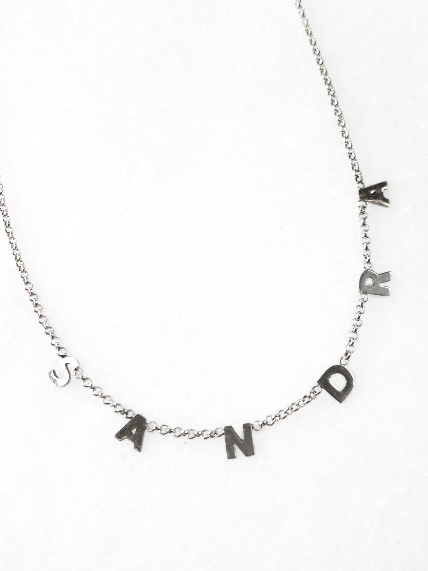 Collar con letras colgantes